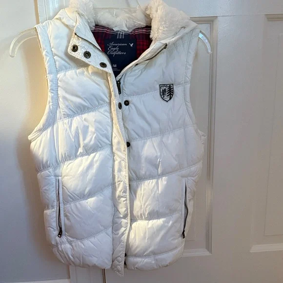 American Eagle Outfitters White Puffer Vest - Picture 4 of 5